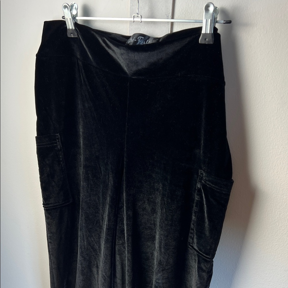 Stretch Black Velvet Leggings/ Pants with HUGE Pockets - Picture 4 of 7